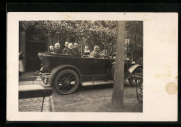 Foto-AK Auto Mit Fahrer Und Alten Frauen Auf Der Strasse  - Passenger Cars