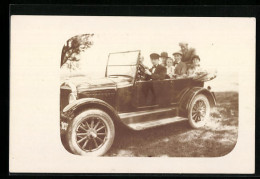 Foto-AK Auto Mit Ausflüglern Auf Einem Wiesenstück  - Passenger Cars