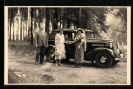 Foto-AK Opel Auto An Einem Waldstück, Daneben Herr Mit Zwei Frauen  - Voitures De Tourisme