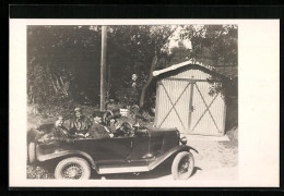 Foto-AK Auto Mit Ausflüglern An Einem Schuppen  - Turismo