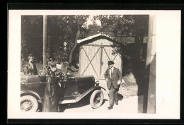 Foto-AK Auto An Einem Schuppen, Daneben Ausflügler  - Voitures De Tourisme