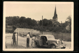 Foto-AK Auto Mercedes Benz, KFZ-Kennzeichen IM-32994, Ausflug, Ortschaft Mit Kirche  - Voitures De Tourisme