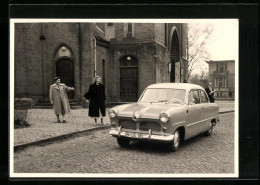 Foto-AK Ford-G 13 Und Zwei Junge Damen Vor Einer Kirche  - Turismo