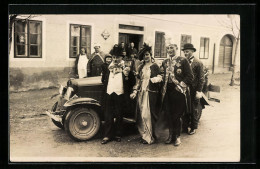 Foto-AK Auto Und Festgesellschaft Vor Einem Gasthaus  - Passenger Cars