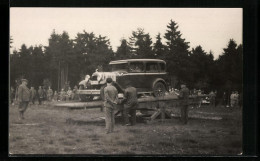 Foto-AK Auto Auf Einer Rampe Im Wald, Mit Publikum  - Passenger Cars