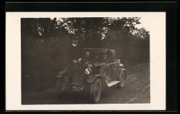 Foto-AK Auto Mit Herrn Auf Der Motorhaube  - Voitures De Tourisme