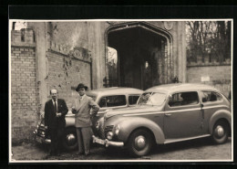 Foto-AK Auto Ford Taunus Und Zwei Herren Vor Einer Kirche  - PKW