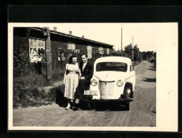 Foto-AK Auto Opel Mit Besitzerpaar Vor Einer Baracke  - Voitures De Tourisme