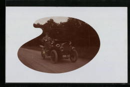 Foto-AK Auto Mit Fahrer Am Lenkrad Auf Einer Strasse  - Passenger Cars