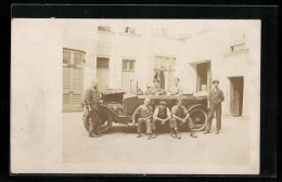 Foto-AK Auto Mit Jungen Männern Und Chauffeur  - Voitures De Tourisme