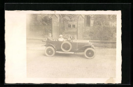 Foto-AK Auto Opel-Laubfrosch Mit Dame Am Lenkrad Auf Einer Strasse  - Voitures De Tourisme