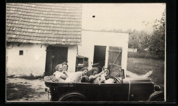 Foto-AK Auto Opel Mit Junger Ausflugsgesellschaft Und Chauffeur  - Passenger Cars