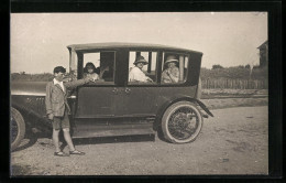 Foto-AK Auto, Familie Beim Ausflug  - PKW