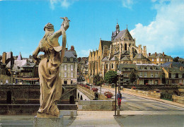 53 MAYENNE LA BASILIQUE ET LE PONT NOTRE DAME - Mayenne