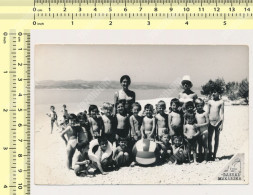 REAL PHOTO Group Kids Boys Girls With Teachers On Beach Enfants Sur Plage Garcons Fillettes SNAPSHOT - Anonieme Personen