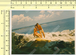 REAL PHOTO Couple On Beach Bikini Woman Shirtless Man Maillot De Bain Femme Et Homme Sur Plage SNAPSHOT - Anonymous Persons