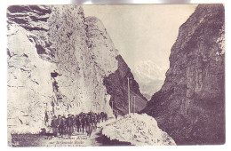 38 - VAL D'ISERE - CHASSEURS ALPINS Sur La GRANDE ROUTE - ANIMÉE - - Autres & Non Classés