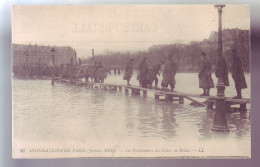 75 - PARIS -  INONDATION 1910 - Les PONTONNIERS AuCOURS La REINE - - Paris Flood, 1910