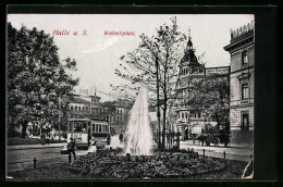 AK Halle A. S., Brunnen Am Riebeckplatz Mit Passanten Und Strassenbahn  - Tramways