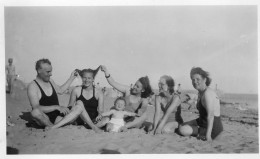 Photo Vintage Paris Snap Shop - Famille Family Maillot Plage Beach Mer Sea  - Orte