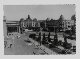 VICHY - Place De L'Hôtel De Ville (FR 20.004) - Vichy