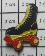 1818B Pin's Pins / Beau Et Rare /  SPORTS / PATIN A ROULETTES ROLLERS TRICOLORES - Other & Unclassified