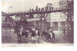 77 - MEAUX - La PASSERELLE - CAVALIERS - ANIMÉE - - Meaux