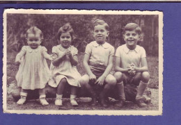 GROUPE D''ENFANTS POSANT ASSIS  - CARTE PHOTO -' - Groupes D'enfants & Familles