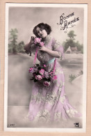 38687  / ⭐ BONNE ANNEE Femme Aux Roses Postée 01.01.1913 à VECHAMBRE Institutrice CHAMBEUIL CANTAL - Photo 2021 - Anno Nuovo