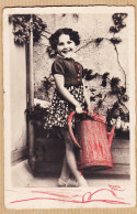 38718  / ⭐ Carte-Photo-Bromure-Montage ( Tête )  Bonne Fête Ma BICHKA  Fillette à L' Arrosoir 1930s N° 1364 - Scene & Paesaggi