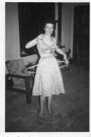 Photo Vintage Paris Snap Shop -femme Woman Hula Hoop - Anonymous Persons