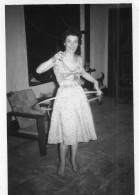 Photo Vintage Paris Snap Shop -femme Woman Hula Hoop - Anonymous Persons