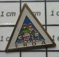 1818B Pin's Pins / Beau Et Rare / MARQUES / PANNEAU DE SIGNALISATIONS ENFANTS ECOLIERS ERDA - Trademarks