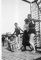 Photo Vintage Paris Snap Shop -groupe Femme Homme Maillot De Bain Swimsuit - Other & Unclassified