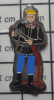 1818B Pin's Pins / Beau Et Rare / POMPIERS / SAPEUR POMPIER AVEC SON GROS TUYAU DANS LA MAIN - Bomberos