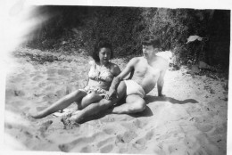 Photo Vintage Paris Snap Shop -couple Sexy Bikiny Plage Beach - Anonieme Personen