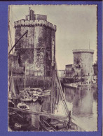 17 - LA ROCHELLE - FLANANT SUR LE PORT -  - La Rochelle