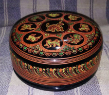 Newer Burma  Regular 2-piece Hand-painted, Hand Etched Covered Box Intricate Work Ca 1990 - Arte Asiático