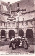 56 - Morbihan -  SAINTE ANNE D AURAY- Jeunes Filles Desirant Un Mari Plantent Des Epingles Au Pied Du Calvaire - Sainte Anne D'Auray