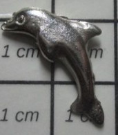 1818B Pins Pin's / Rare & Belle Qualité THEME ANIMAUX / METAL ARGENT EN RELIEF DAUPHIN SAUTANT - Tiere