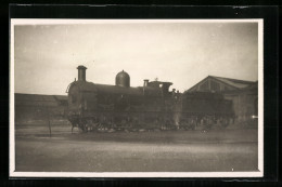 Photo Pc Englische Eisenbahn Mit Kennung 407 In Bahnhofsnähe  - Treni