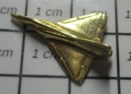 1818B Pin's Pins / Beau Et Rare / AVIATION / AVION MIRAGE III OU 2000 ? METAL JAUNE EN RELIEF - Aviones