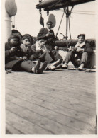 Photo Vintage Paris Snap Shop -groupe Homme Men Bateau Boat La Marsa  - Schiffe