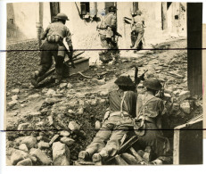 PHOTOGRAPHIE .Soldats Qui Avancent En Direction BERLIN Fantassins De La 8e Armée Dans Les Faubourg De ST CLEMENTE - Oorlog, Militair