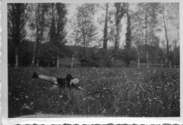 Photo Vintage Paris Snap Shop - Enfant Joue En Plain Air - Autres & Non Classés