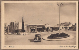 CPA MAROC - MEKNES - Meknès - Place De La République - ANIMATION TB AUTOMOBILE De Face MAGASIN PHARMACIE - Meknès