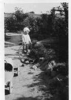 Photo Vintage Paris Snap - Enfant Arrosage Jardin - Anonieme Personen