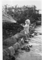 Photo Vintage Paris Snap - Enfant Arrosage Jardin - Anonymous Persons