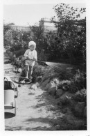 Photo Vintage Paris Snap - Enfant Arrosage Jardin - Anonymous Persons