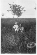 Photo Vintage Paris Snap Shop - Dans Les Pré Enfant Femme - Anonymous Persons